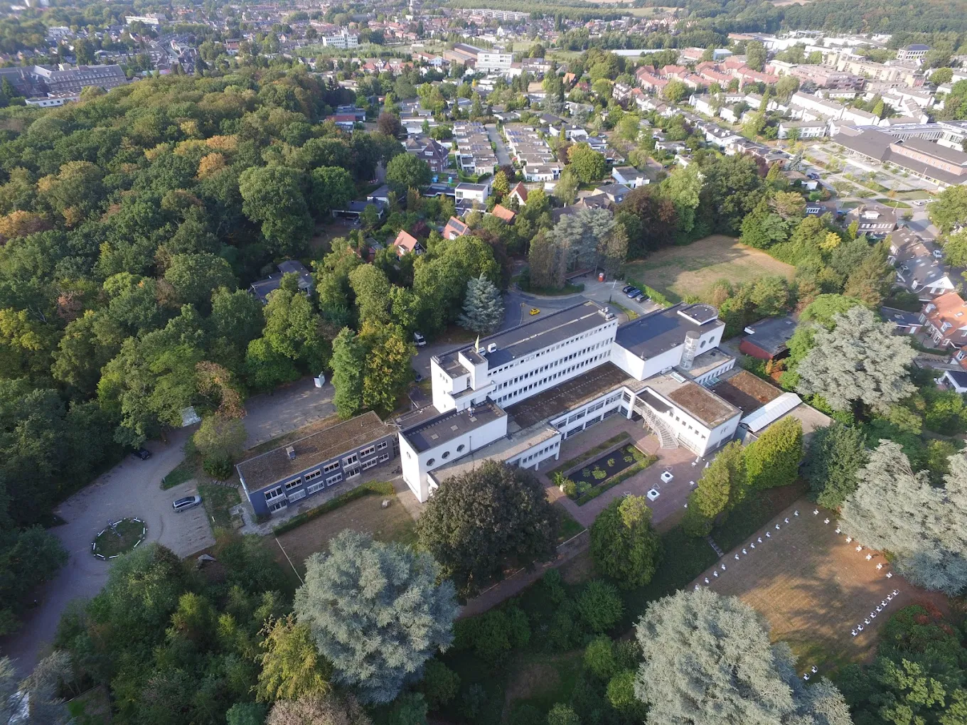 Luchtfoto van Superstudios Heerlen, omgeven door groen