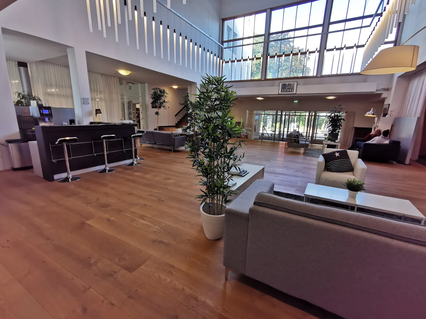 De lichte, ruime hal van Superstudios Heerlen